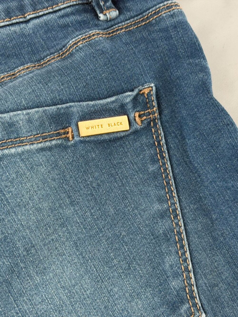 White House Black Market The Skinny Crop Jeans Embroidered Cuffs Size 6 - Picture 5 of 8